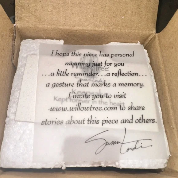 Willow Tree keepsake girl gold heart figurine - Picture 6 of 6